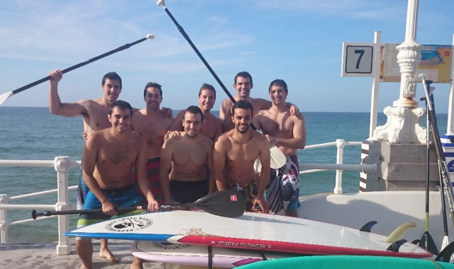 grupo de amigos junto a unas tablas de sup
